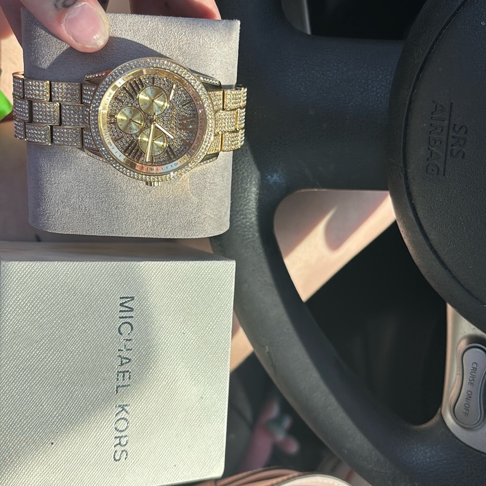 Michael kors watch, like new, only wore once didn’t like the way it looked on me
